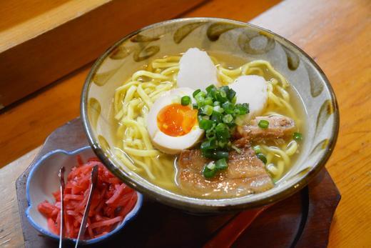 カップ麺などのインスタント麺も作られている沖縄そば|ソーキそばとの具の違いとは