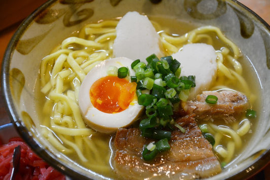 生めんだけでなく低価格のインスタント麺まである「沖縄そば」 その歴史とは? ソーキ・てびち・中味って何のこと?