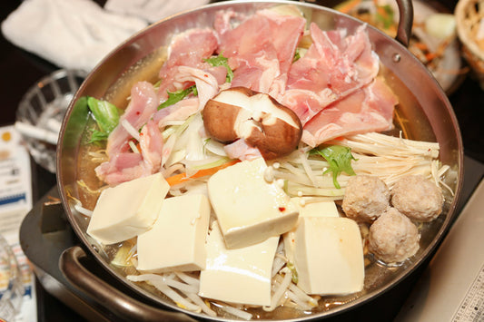鍋に肉やシイタケ、豆腐、えのき、もやし